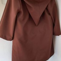 barna-csuklyas-kabat-hatulrol